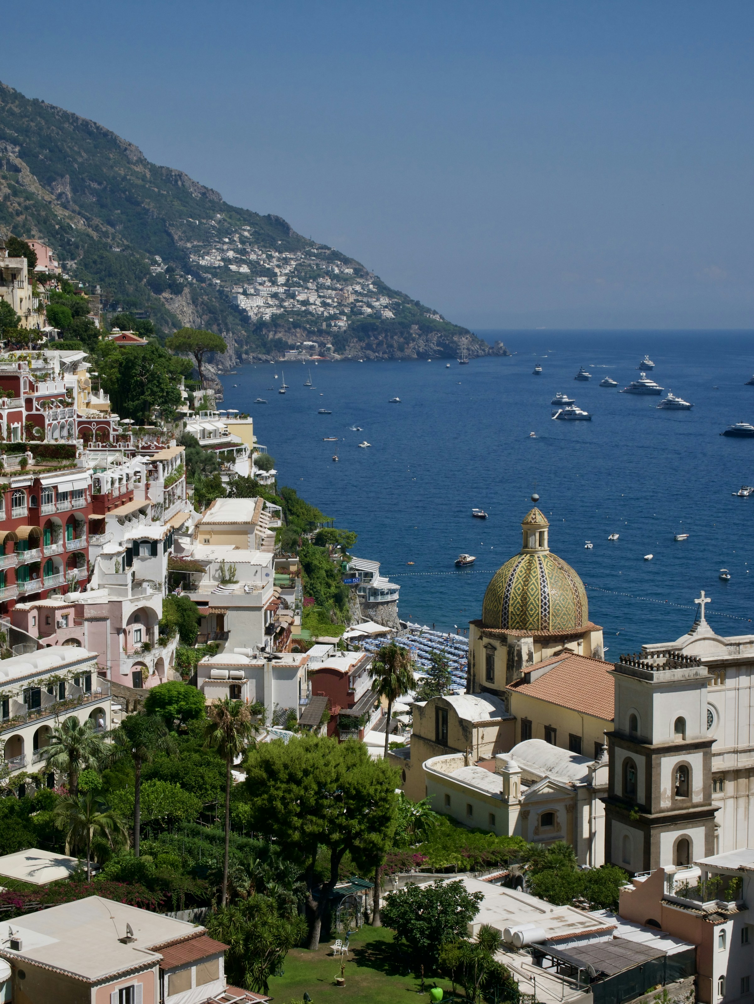Positano na italském pobřeží Amalfi, barevné domy nad azurovým mořem